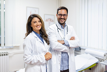 Médicos com jalecos brancos posam, fazendo alusão ao Programa de Fellowship do Hospital Evandro Ribeiro